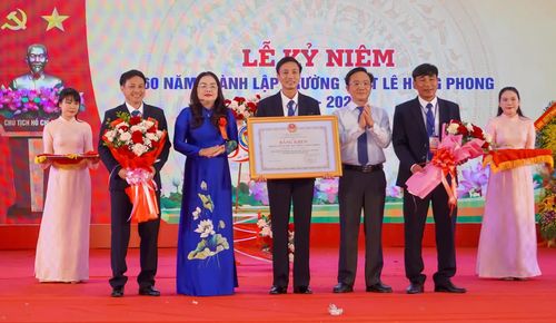 Đồng chí Hoàng Xuân Tân, Phó Chủ tịch UBND tỉnh và lãnh đạo Sở Giáo dục và Đào tạo trao bằng khen của Bộ trưởng Bộ Giáo dục và Đào tạo cho Trường THPT Lê Hồng Phong - Ảnh: N.H