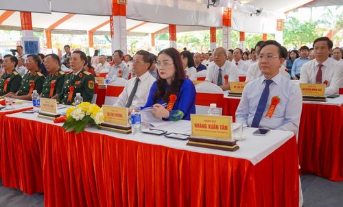 Các đại biểu tham dự buổi lễ - Ảnh: N.H