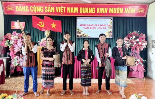 Học sinh Trường tiểu học và THCS A Xing biểu diễn văn nghệ trong trang phục dân tộc - Ảnh: K.S