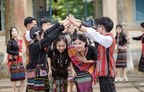 Học sinh Trường thông Dân tộc nội trú THPT Nam Quảng Trị tham gia sinh hoạt ngoại khóa trong trang phục truyền thống - Ảnh: K.S