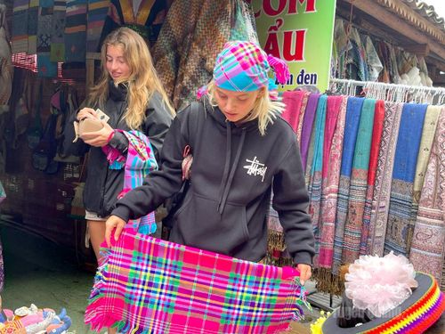 2 du khách đến từ Ý đặc biệt yêu thích những chiếc khăn lanh truyền thống của người Mông.