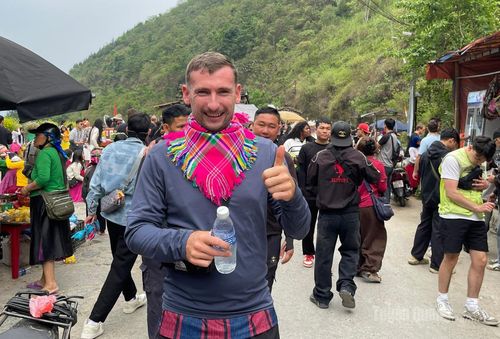 Du khách Tây Ban Nha luôn quàng khăn thổ cẩm khi đi du lịch tại Cao nguyên đá.