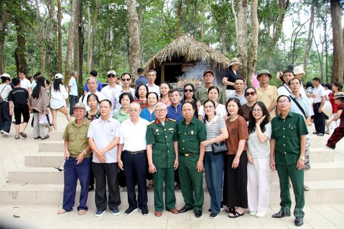 Mỗi đoàn khách đến đây đều chụp lại tấm ảnh làm kỉ niệm cho chuyến về nguồn.