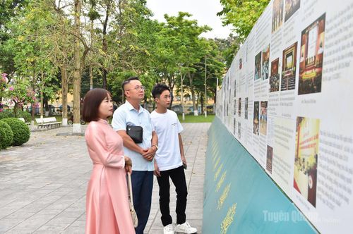 Đền thờ Chủ tịch Hồ Chí Minh tại phường Minh Xuân những ngày này cũng có nhiều du khách ghé thăm (Ảnh khách du lịch tìm hiểu về Tuyên Quang qua ảnh trưng bày tại Đền thờ).
