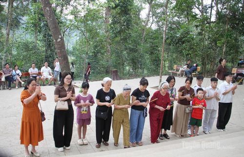 Trong những đoàn khách có nhiều cụ già, em nhỏ thành kính thắp hương trước lán.
