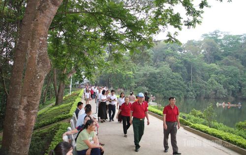 Du khách nối tiếp vào Lán Nà Nưa.