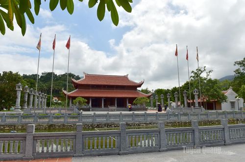 Khu tưởng niệm Chủ tịch Hồ Chí Minh và các vị tiền bối cách mạng.