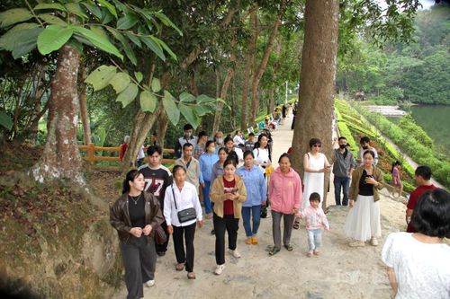 Không gian Lán Nà Nưa đón bước chân du khách trong dịp về nguồn.