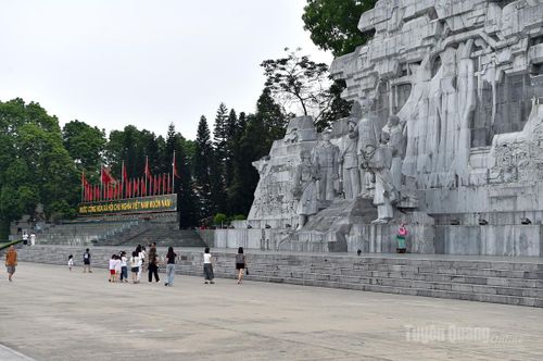Quảng trường Nguyễn Tất Thành cũng đón nhiều du khách tới thăm, chụp ảnh.