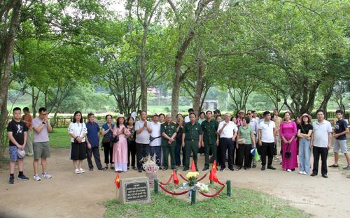 Du khách dâng hương trước sân đình Tân Trào.