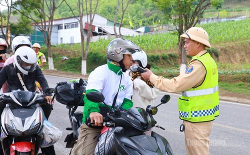Lực lượng Cảnh sát giao thông tăng cường đảm bảo an toàn giao thông trên cung đường Cao nguyên đá.