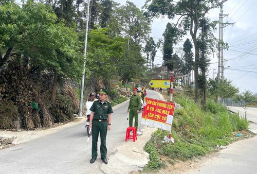 Bộ đội Biên phòng và Công an xã Lũng Cú đảm bảo an ninh trật tự tại Cột Cờ Quốc gia Lũng Cú.