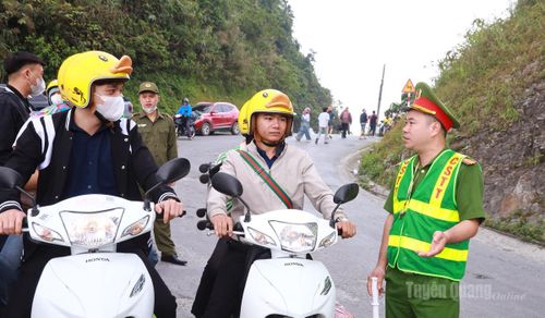 Cùng với đảm bảo an ninh trật tự, lực lượng Công an xã tăng cường tuyên truyền Luật giao thông đường bộ cho các du khách.