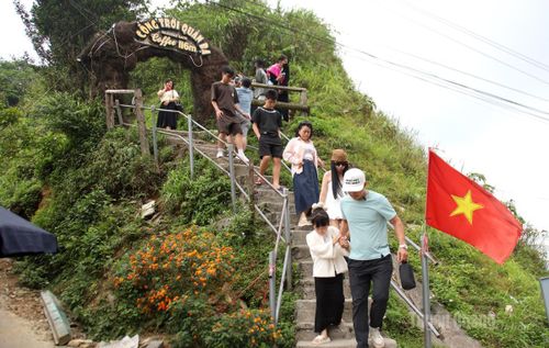 Trong kỳ nghỉ lễ 30/4 và 1/5, trung bình mỗi ngày điểm dừng chân “Cổng trời Quản Bạ" đón hơn 3.000 lượt khách du lịch.