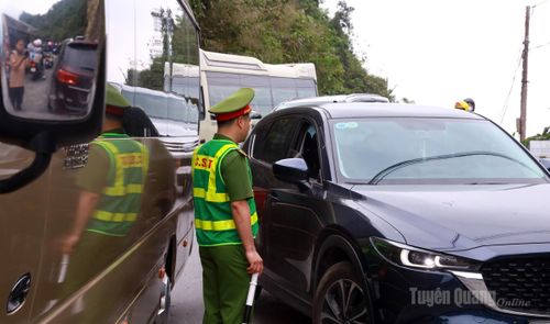 Từ sáng sớm, Công an xã Quản Bạ đã có mặt tại điểm dừng chân Cổng trời Quản Bạ để đảm bảo an ninh trật tự, điều tiết các phương tiện giao thông.