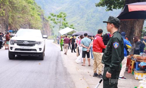 Công an xã Cán Tỷ tăng cường đảm bảo an ninh trật tự, trật tự an toàn giao thông tại điểm dừng chân “Cây cô đơn”.