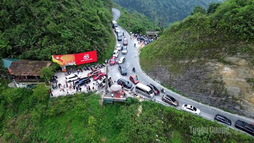 Điểm dừng chân Cổng trời Quản Bạ thu hút khách du lịch.