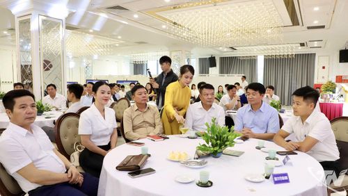 Các đại biểu dự chương trình.