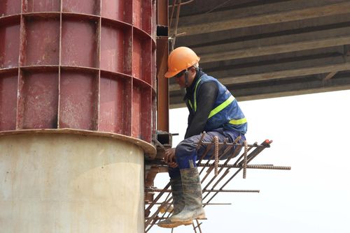 Anh Vũ Văn Tuấn, Tổ trưởng tổ thi công, quê Hưng Yên, vừa kiểm tra lại hệ thống ván khuôn tại Cầu Ngòi Bục nằm trên địa phận xã Mậu A thuộc dự án mở rộng Cao tốc Nội Bài - Lào Cai.