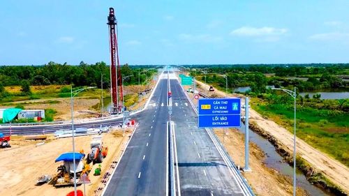 Cao tốc Cần Thơ - Cà Mau có tổng chiều dài tuyến chính gần 111km, gồm hai dự án thành phần là đoạn Cần Thơ - Hậu Giang dài hơn 37km và đoạn Hậu Giang - Cà Mau dài hơn 73km với tổng mức đầu tư toàn tuyến hơn 27.500 tỷ đồng.