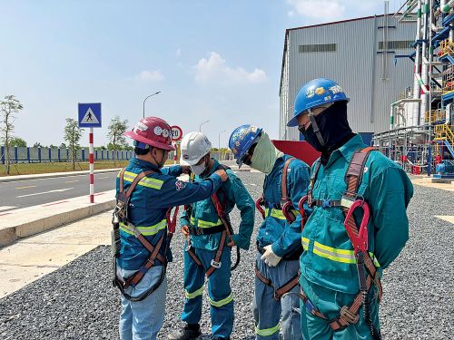 Kiểm tra các thiết bị bảo hộ lao động khi vào ca của người lao động Lilama.