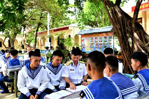 Trên các đảo, các buổi sinh hoạt chính trị, tọa đàm, giao lưu văn nghệ với chủ đề “Tự hào Việt Nam”, “Tiếp bước cha anh” được tổ chức trang trọng, ý nghĩa. Qua đó, hun đúc thêm tinh thần yêu nước, ý thức trách nhiệm cho mỗi cán bộ, chiến sĩ và người dân nơi đây.