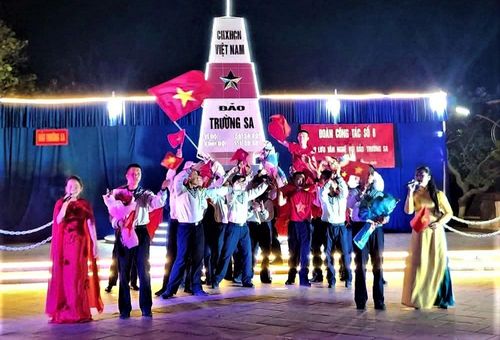 Giao lưu văn nghệ với đoàn công tác từ đất liền ra Trường Sa là hoạt động thường xuyên thể hiện tinh thần lạc quan, ý chí kiên cường của con người nơi đây. Điều đó càng khẳng định: Trường Sa không xa, Trường Sa luôn ở trong trái tim mỗi người Việt Nam.