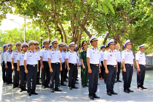 Hướng về những ngày lễ lớn của dân tộc, quân dân đặc khu Trường Sa tiếp tục phát huy truyền thống đơn vị 2 lần anh hùng, đoàn kết một lòng, vượt qua mọi khó khăn, thử thách. Giữa trùng khơi sóng gió, họ vẫn kiên định, vững vàng, xứng đáng là “lá chắn thép” bảo vệ chủ quyền biển đảo thiêng liêng của Tổ quốc.