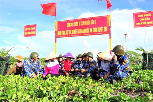 Không chỉ dừng lại ở hỗ trợ đời sống, quân dân Trường Sa còn cùng nhau xây dựng thế trận quốc phòng toàn dân vững chắc. Mỗi người dân là một “cột mốc sống”, mỗi gia đình là một “pháo đài” bảo vệ chủ quyền biển đảo.