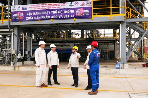 Tổng Giám đốc BSR Nguyễn Việt Thắng (mũ vàng) kiểm tra dự án vận hành chạy thử hệ thống xuất sản phẩm dầu ADO và nhiên liệu bay Jet A1. Ảnh CTV