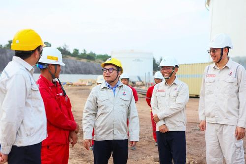Tổng Giám đốc BSR Nguyễn Việt Thắng (giữa) kiểm tra tiến độ Dự án xây dựng bổ sung bể chứa dầu thô dung tích 65.000 m³. Ảnh CTV