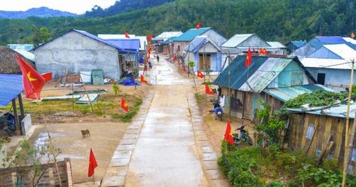 Làng Atêếp hồi sinh kỳ diệu từ những mái ấm thắm tình quân dân. Ảnh: Duy Quốc