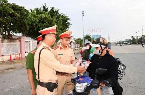 CSGT Công an TP Cần Thơ tặng nước uống, khăn lạnh cho người dân trên đường về quê nghỉ lễ. 
