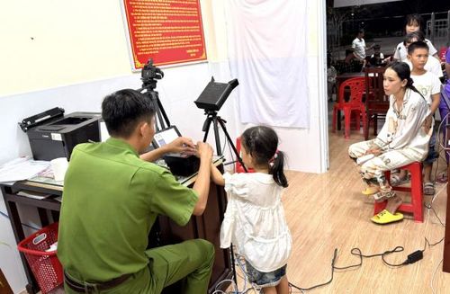 Công an các xã, phường trên địa bàn TP Cần Thơ cấp căn cước, tài khoản định danh điện tử mức độ 2 xuyên lễ để phục vụ nhân dân. 