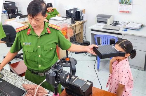Công an phường Cái Răng cấp căn cước xuyên lễ cho trẻ em, học sinh trên địa bàn. 