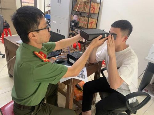 Cán bộ làm việc đến tối muộn để kịp thời giải quyết các thủ tục cho người dân.