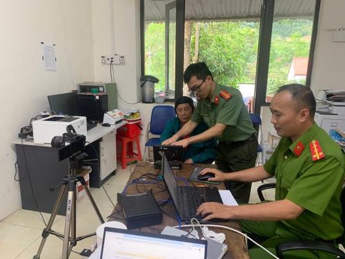 Trong ngày 30/4, Công an xã Nam Quang đã tiếp nhận hơn 75 hồ sơ cấp mới, cấp đổi căn cước và đăng ký định danh điện tử mức 2.