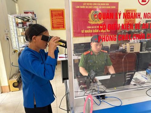 Người dân tranh thủ ngày nghỉ lễ đi làm căn cước công dân và định danh điện tử.