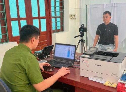 Công an xã, phường làm việc xuyên lễ phục vụ người dân trong thủ tục cấp căn cước công dân và định danh điện tử mức 2.