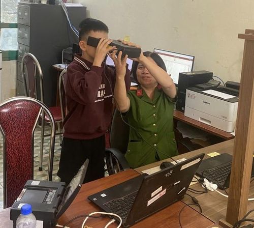 Cán bộ Công an xã Thông Nông làm thủ tục cấp căn cước cho các cháu học sinh.