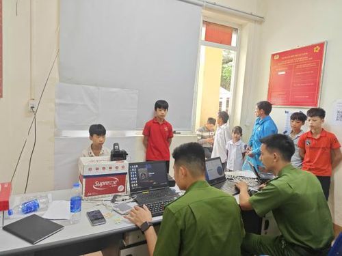 Trong ngày 30/4, Công an xã Yên Thổ đã thu nhận 67 hồ sơ căn cước, trong đó có tới 43 hồ sơ của học sinh.