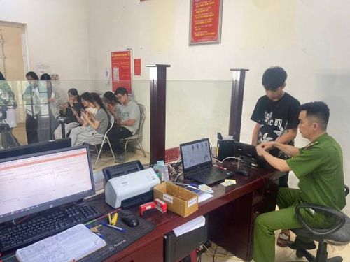 Công an xã Đông Khê đẩy mạnh cấp căn cước, định danh điện tử cho học sinh trong độ tuổi 6–14.