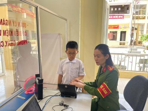 Cán bộ Công an xã Trường Hà làm hồ sơ căn cước cho các cháu học sinh.