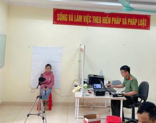 Công an xã Nguyên Bình hỗ trợ phụ huynh đăng ký định danh điện tử mức 2 cho học sinh trong độ tuổi 6–14.