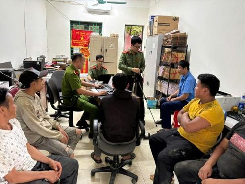 Người dân xã Nam Quang tới làm căn cước, định danh điện tử từ sớm.