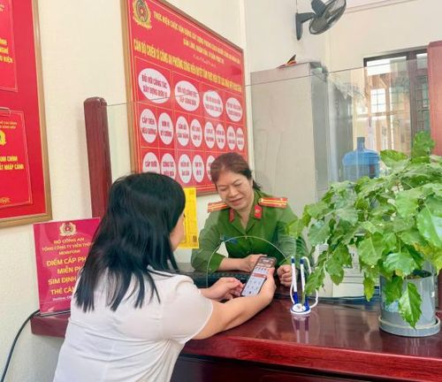 Cán bộ Công an phường Thục Phán hướng dẫn công dân nộp hồ sơ trực tuyến.