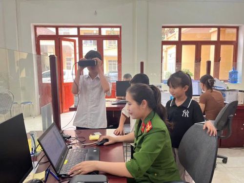 Cán bộ Công an Phường Thục Phán tiến hành cấp căn cước, định danh điện tử cho công dân.