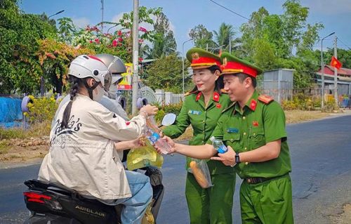 Qua gần 10 năm triển khai, mô hình "Trạm dừng chân nghĩa tình" trở nên gần gũi, thân thương, đồng hành cùng người dân trên chặng đường trở về quê nghỉ lễ. 