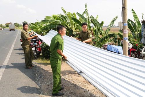 Lực lượng Công an cơ sở giúp người dân khắc phục sự cố thiên tai, dông lốc. 