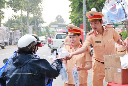 Những chai nước suối, khăn lạnh, bánh ngọt nghĩa tình được trao tận tay người dân. 